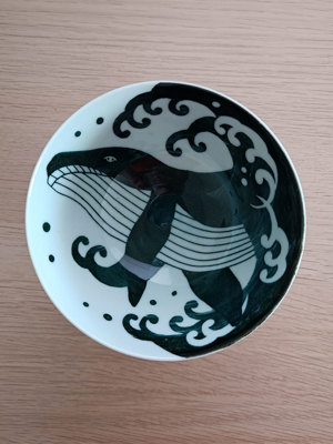 Dessus du bol baleine en porcelaine de Minoyaki
